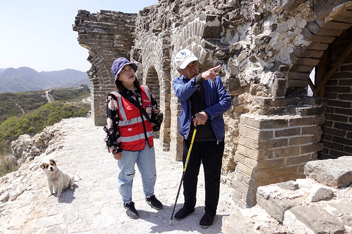 在明長(zhǎng)城遺址上，梅景田給外甥女劉紅巖講述長(zhǎng)城故事。