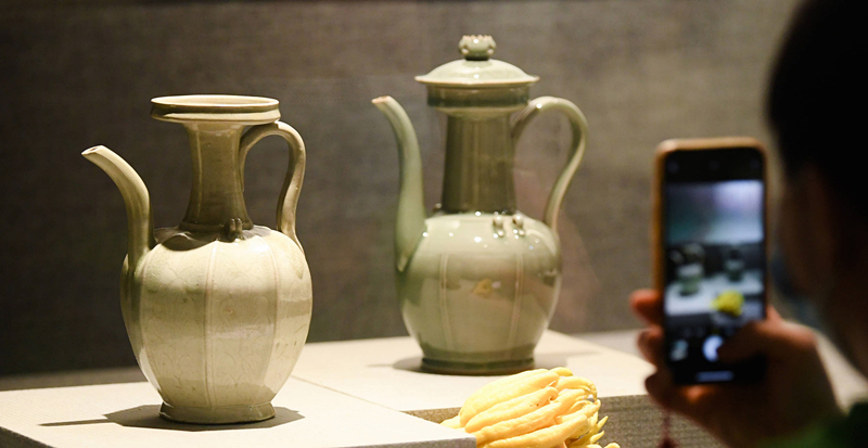 2021年9月14日，浙江省博物館，觀眾在拍攝北宋龍泉窯執(zhí)壺（左）和龍泉青瓷藝人劉杰制作的執(zhí)壺。