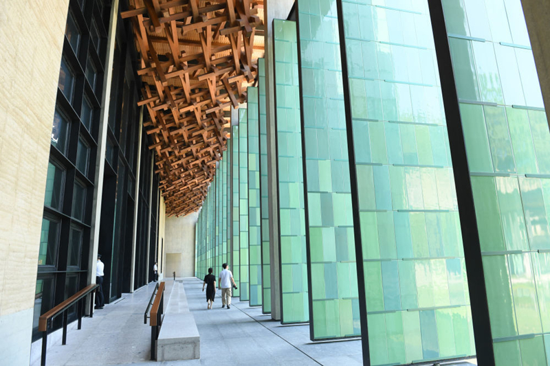 2022年7月23日，杭州國家版本館屋頂?shù)哪緲?gòu)和青瓷門扇相映成趣。