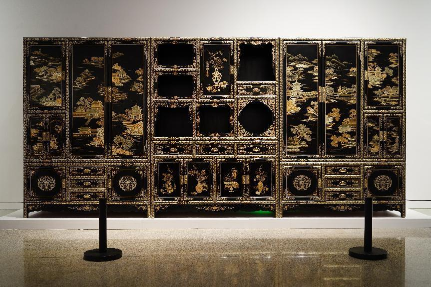 2023年7月9日，北京，中國(guó)工藝美術(shù)館·中國(guó)非物質(zhì)文化遺產(chǎn)館，“山西特色專(zhuān)業(yè)鎮(zhèn)平遙非遺雙寶中華行”展覽展出的推光漆器作品。