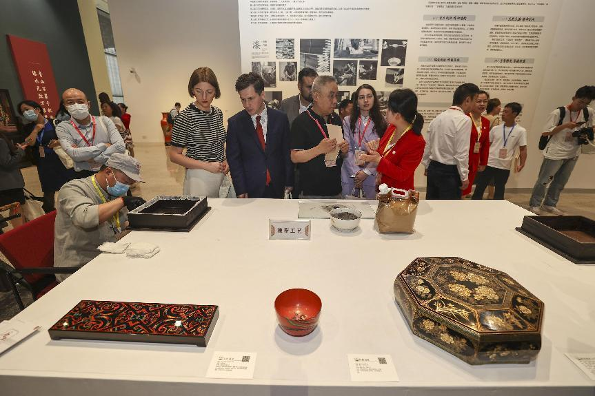 2023年5月28日，北京，推光漆器匠人為駐華使節(jié)展示技藝。