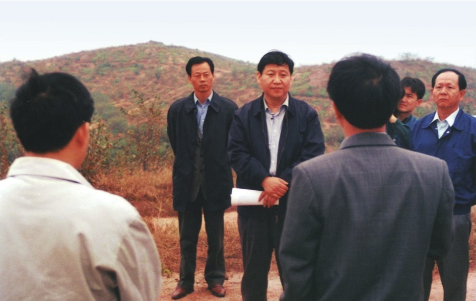 1999年11月，習(xí)近平在龍巖市長(zhǎng)汀縣河田水土流失治理區(qū)調(diào)研。圖源：《習(xí)近平在福建（下）》