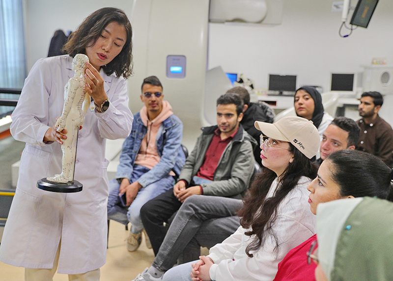 2023年4月19日，河北省秦皇島市中醫(yī)醫(yī)院醫(yī)務(wù)工作者為燕山大學(xué)外國(guó)留學(xué)生講解中醫(yī)經(jīng)絡(luò)知識(shí)。