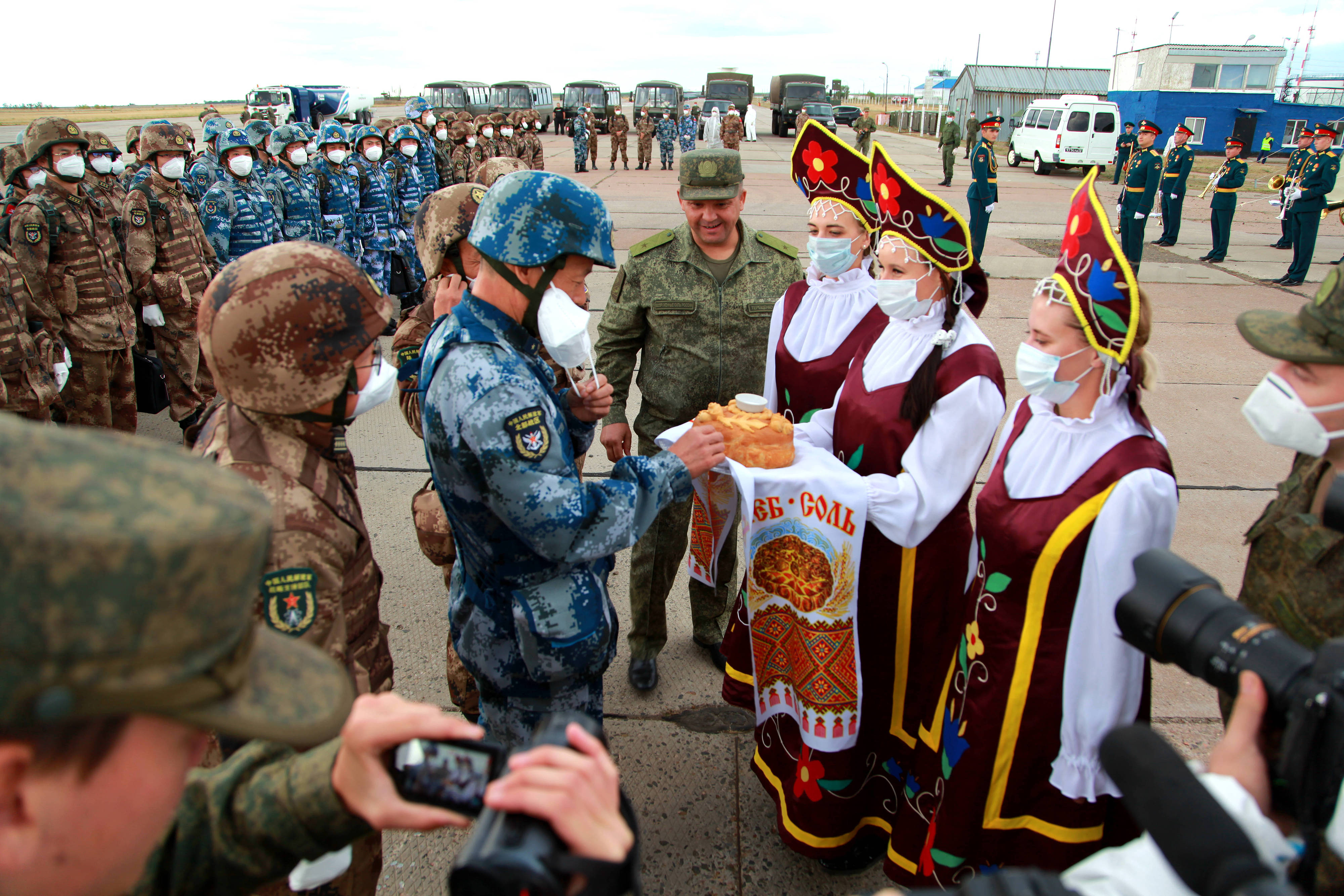 當?shù)貢r間2021年9月10日，跨境參加“和平使命-2021”上海合作組織成員國聯(lián)合反恐軍演的中方部隊導演部抵達俄羅斯奧倫堡“東古茲”靶場演習地域。圖為俄方人員為中方人員舉行歡迎儀式。