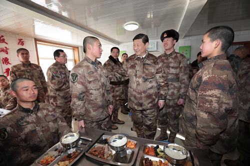 2014年1月26日中午，習(xí)近平來(lái)到連隊(duì)食堂，同戰(zhàn)士們一起用餐。新華社記者 李剛 攝