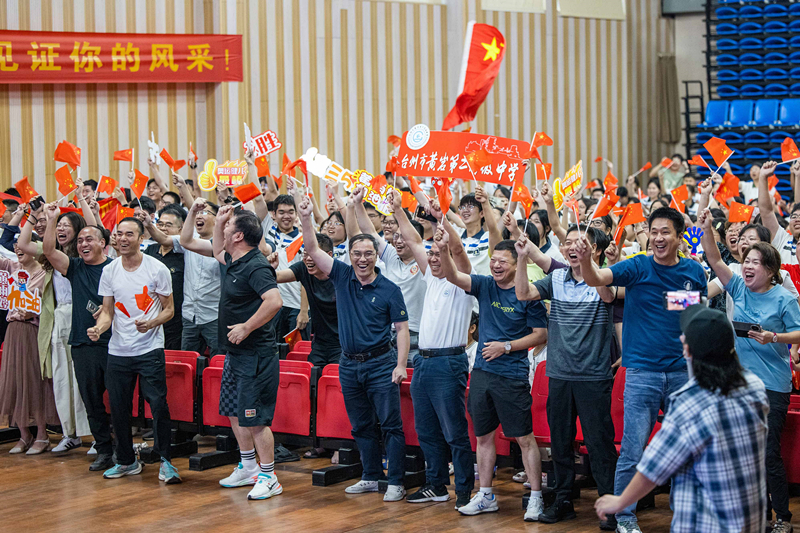 北京時(shí)間7月27日，2024年巴黎奧運(yùn)會(huì)首個(gè)比賽日，在射擊10米氣步槍混合團(tuán)體比賽中，中國(guó)選手黃雨婷/盛李豪獲得金牌。圖為黃雨婷的母校師生們通過(guò)收看奧運(yùn)直播的方式為她加油助威。