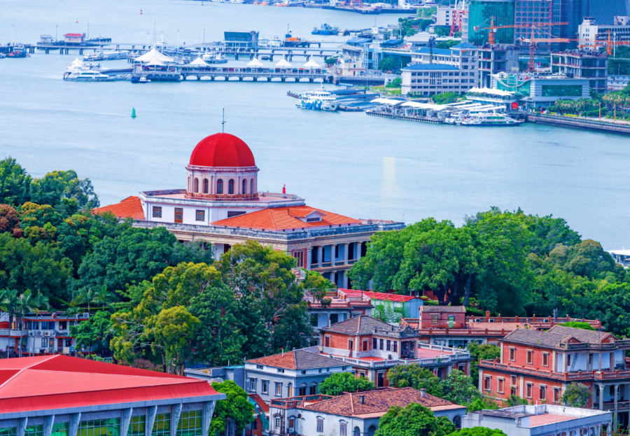 鼓浪嶼素有“萬(wàn)國(guó)建筑博物館”的美譽(yù)，八卦樓作為全國(guó)重點(diǎn)文物保護(hù)單位，是鼓浪嶼世界文化遺產(chǎn)核心要素之一。楊勁堅(jiān) 攝