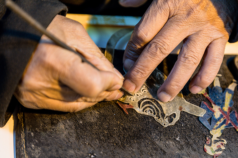 皮影非遺傳承人正在制作皮影。