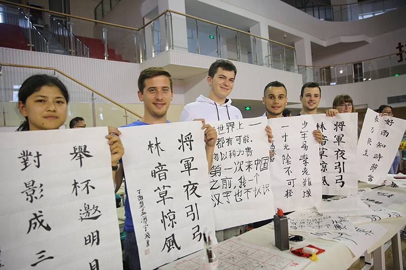 2017年6月5日，來(lái)自青島大學(xué)和中國(guó)石油大學(xué)（華東）的外國(guó)留學(xué)生在展示剛剛現(xiàn)場(chǎng)完成的書法作品。