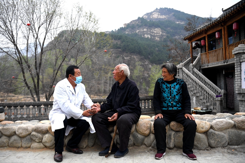 2020年4月15日，在河北阜平縣龍泉關(guān)鎮(zhèn)駱駝灣村，村醫(yī)霍建國(guó)為村民把脈。