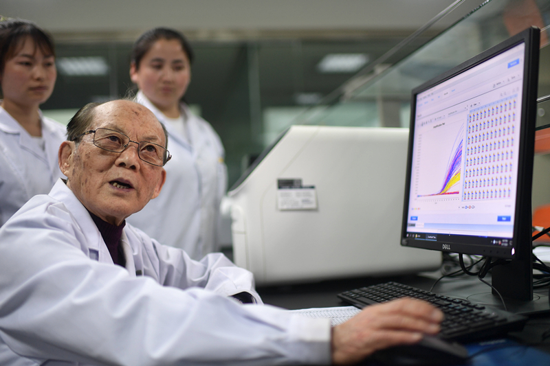 2021年6月17日，吳天一（前）在青海西寧的實(shí)驗(yàn)室內(nèi)和學(xué)生討論。