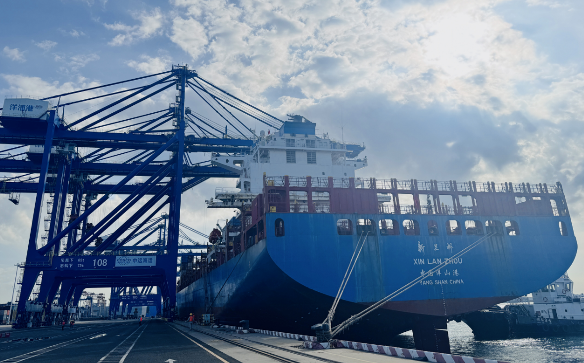 外貿(mào)貨輪“新蘭州”號將從海南洋浦港駛往中東。人民網(wǎng)記者 毛雷攝