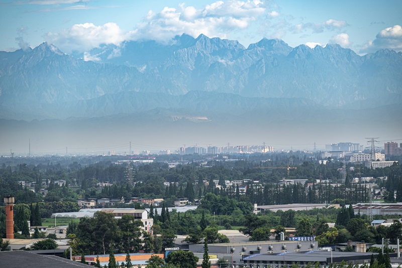 2024年7月1日，成都天氣晴好，遠(yuǎn)處雪山清晰可見(jiàn)。