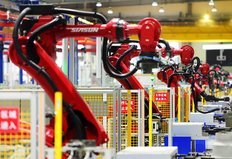 2019年11月22日，沈陽，一家數(shù)字化智能工廠內(nèi)，名為SR210的機(jī)器人正在自主地抓取各種零部件，快速組裝稍小的工業(yè)機(jī)器人。