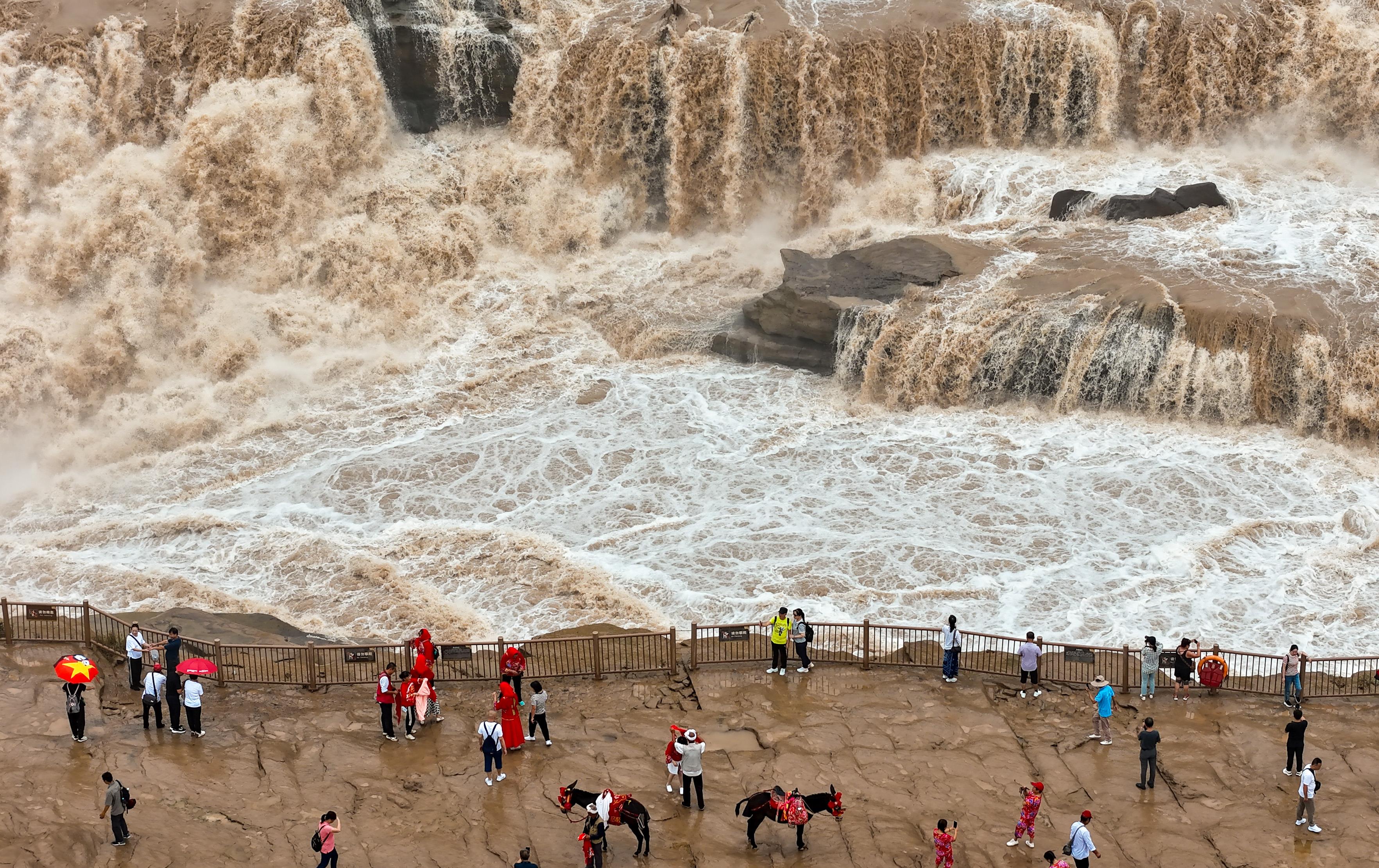 △2024年9月，游客在黃河壺口瀑布景區(qū)游覽。