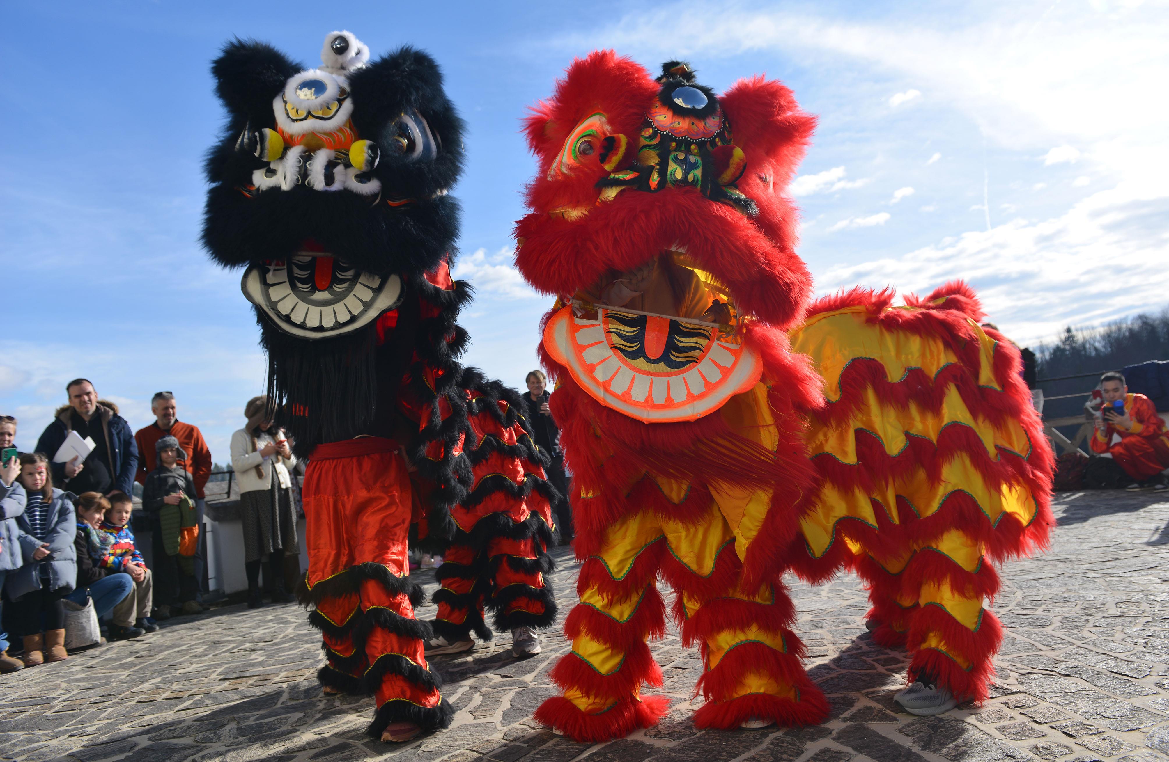 △當?shù)貢r間2024年2月4日，克羅地亞克拉皮納，薩格勒布大學(xué)孔子學(xué)院舉辦一系列活動，迎接中國農(nóng)歷龍年春節(jié)。