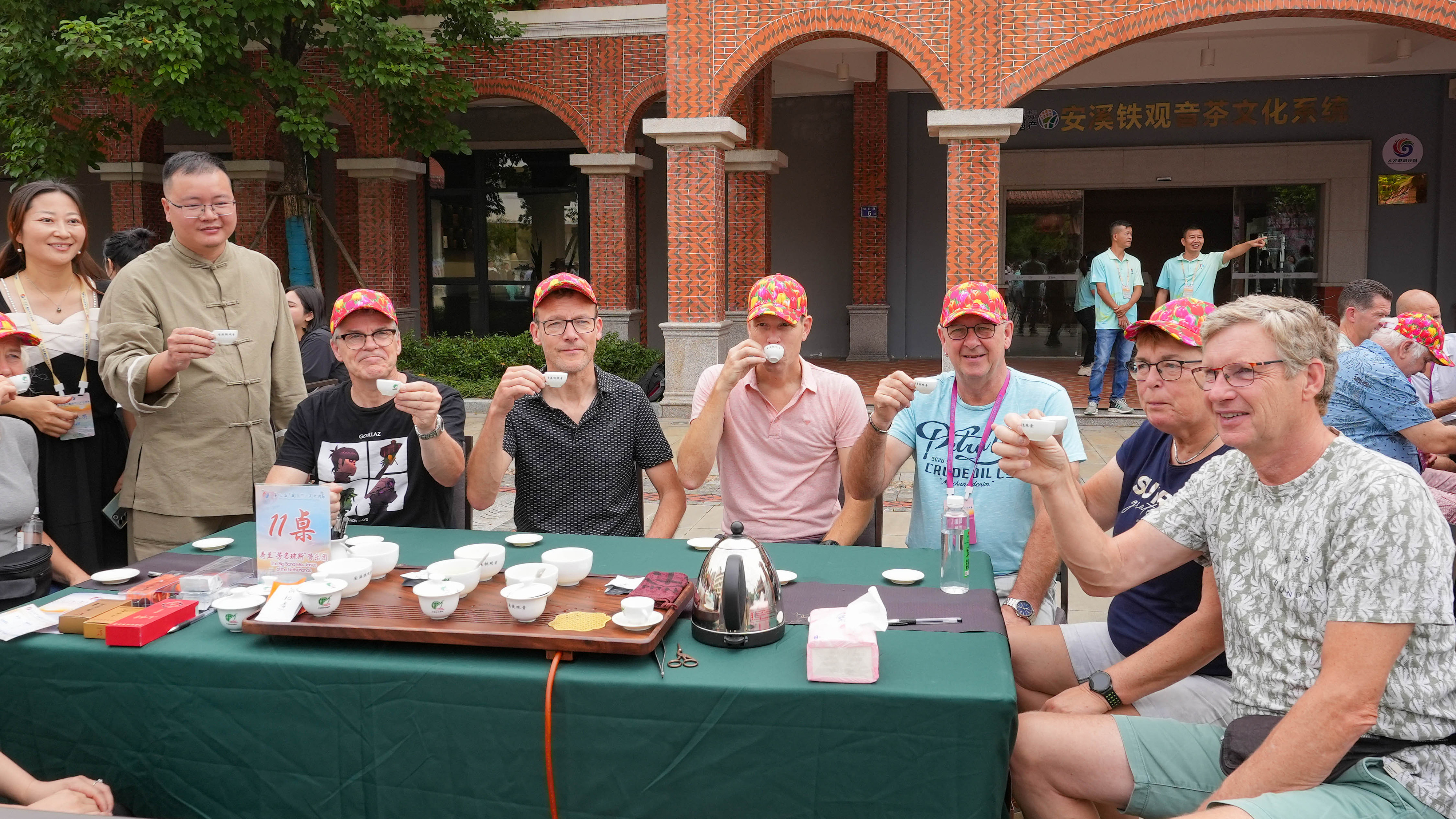 △2023年10月4日，福建泉州，外國人品中國茶。