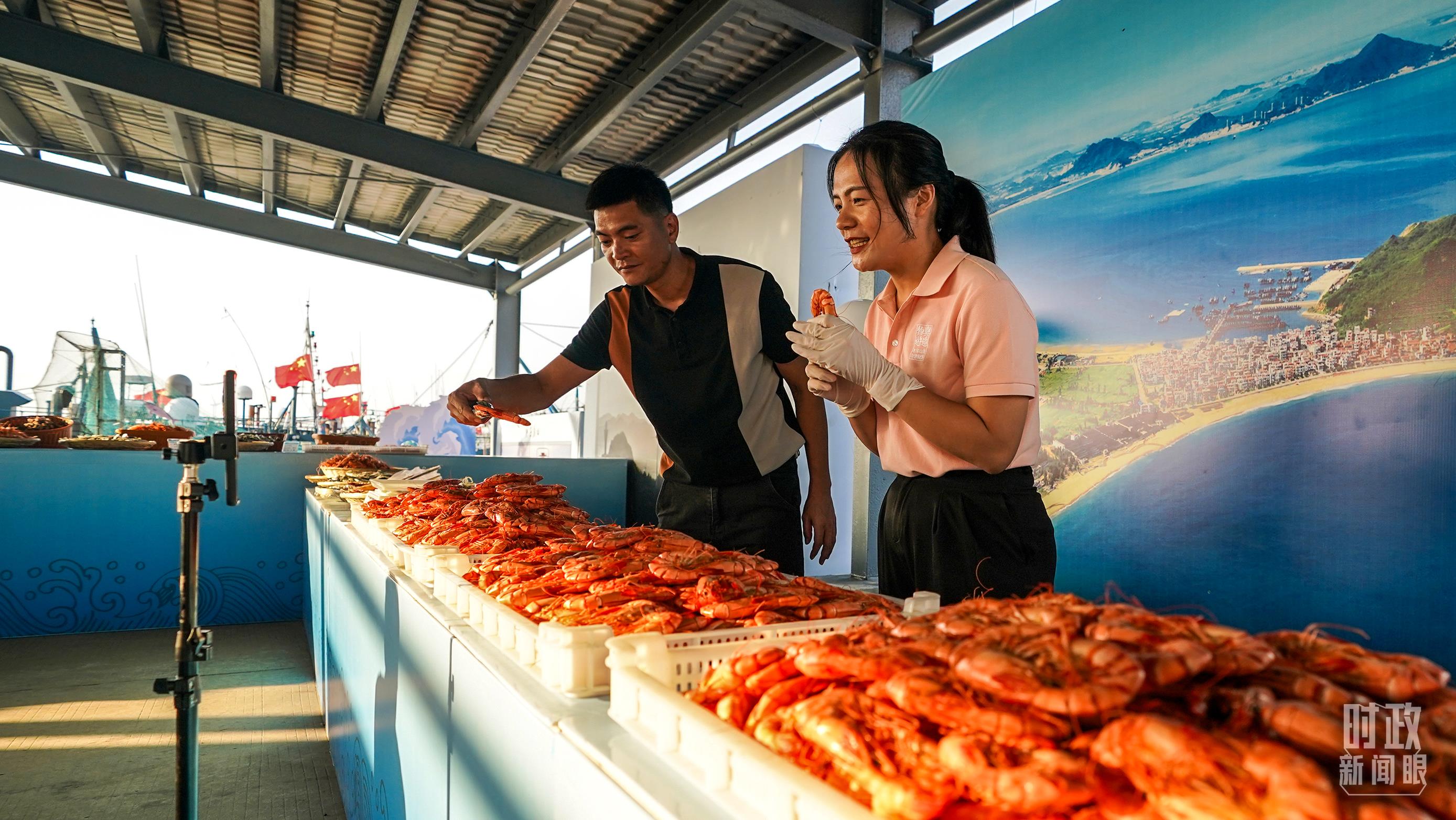 △正在直播賣貨的澳角村村民。（總臺記者李晉拍攝）