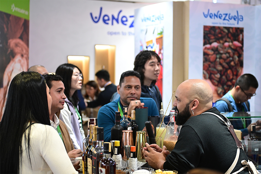 2023年11月9日，上海，觀眾在進博會委內瑞拉館參觀、交流、洽談。