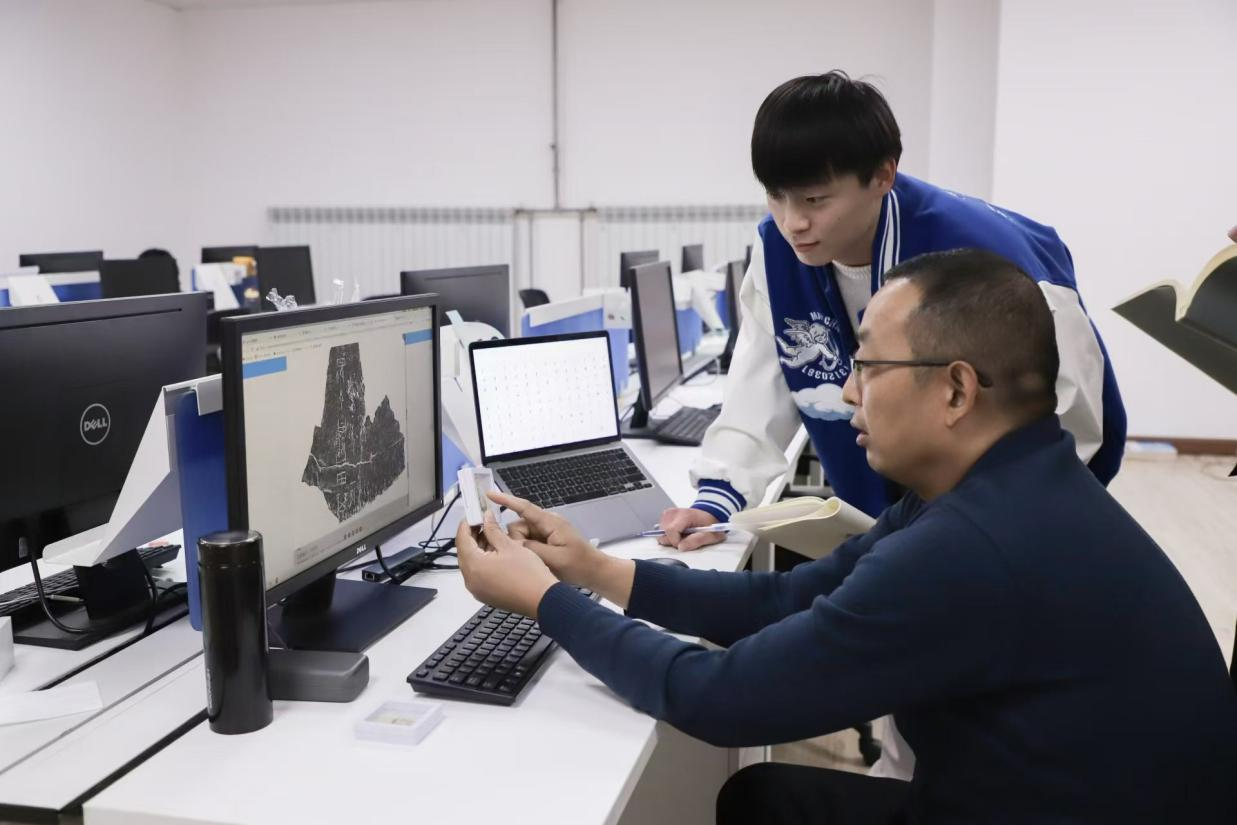 安陽(yáng)師范學(xué)院甲骨文信息處理教育部重點(diǎn)實(shí)驗(yàn)室，劉永革正在給學(xué)生講甲骨文。受訪者供圖