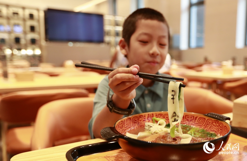 殷墟博物館推出的甲骨文面深受游客喜愛(ài)。人民網(wǎng)記者 慎志遠(yuǎn) 攝