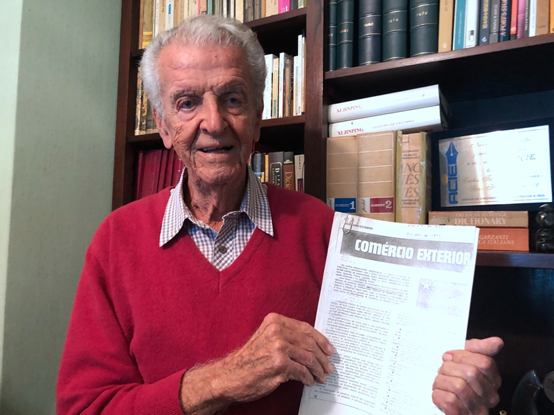 卡洛斯·塔瓦雷斯與其1971年發(fā)表的文章《中國的對外貿(mào)易》。資料圖片