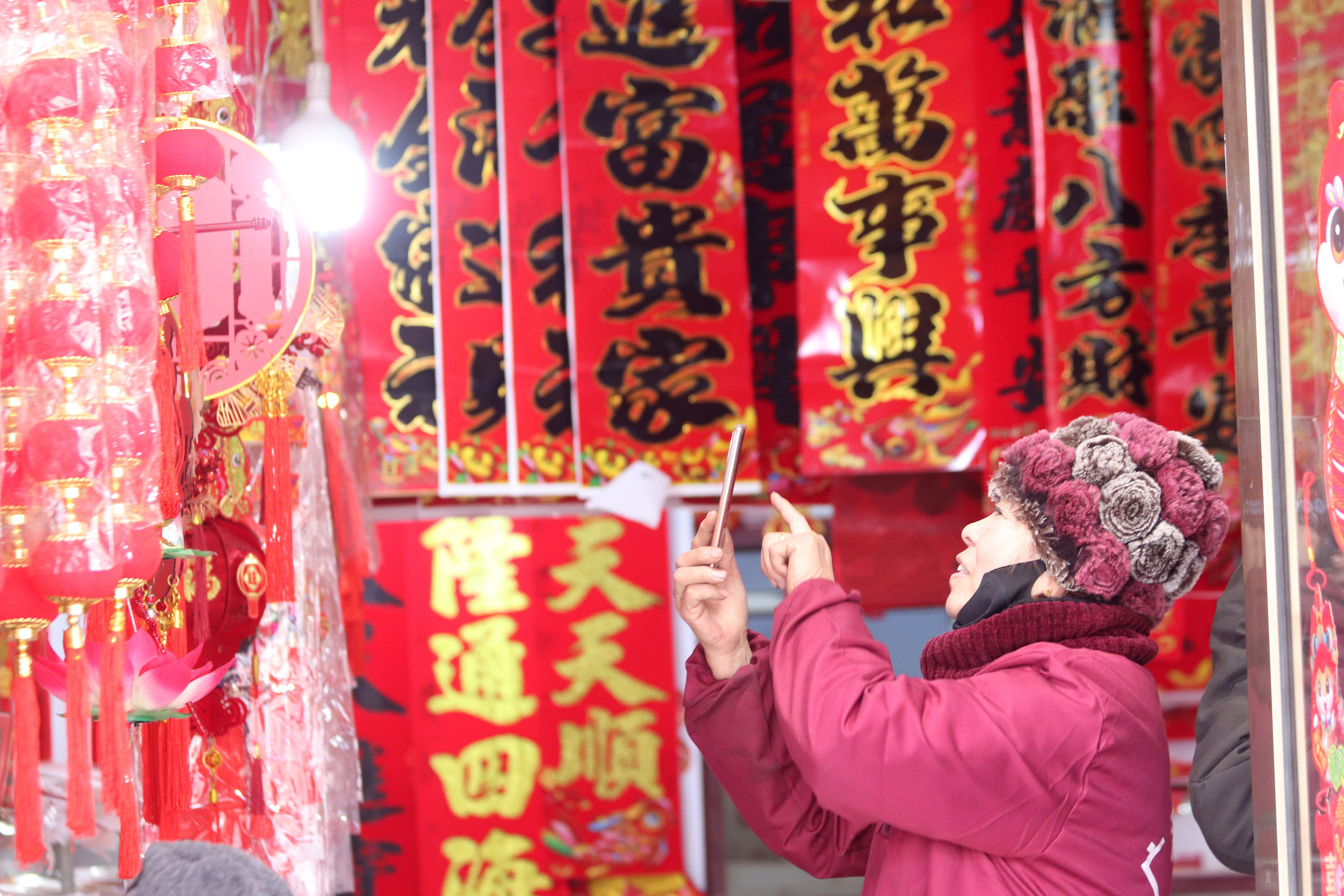 2025年1月5日，在山東省高密市夏莊鎮(zhèn)東李家村，商戶使用手機(jī)推銷新春飾品。