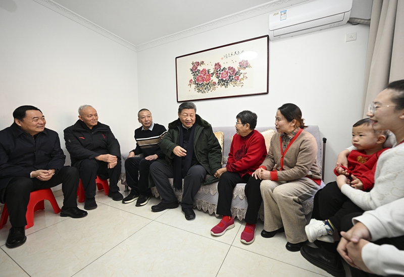 2025年1月23日上午，習(xí)近平總書(shū)記在遼寧沈陽(yáng)大東區(qū)長(zhǎng)安街道長(zhǎng)安小區(qū)考察時(shí)，走進(jìn)居民郎素蘭家中看望。