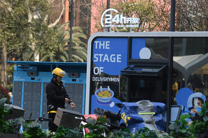 2024年3月15日，位于浙江杭州城西銀泰城廣場(chǎng)的“小哥驛站”正式啟用，網(wǎng)約車(chē)司機(jī)等新就業(yè)形態(tài)勞動(dòng)者可在此短暫休憩、補(bǔ)給。