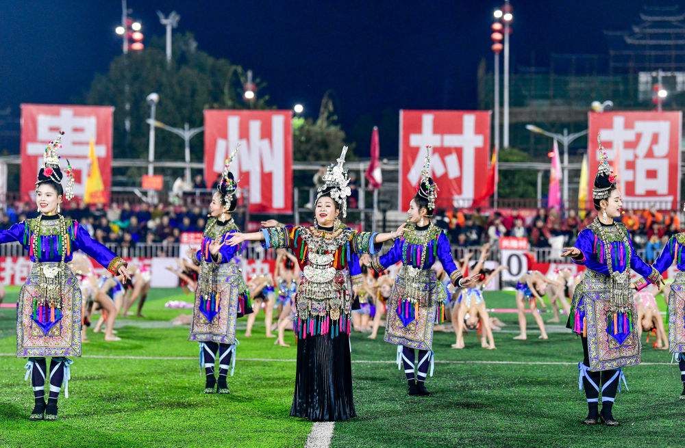 2025年3月14日，2025年貴州“村超”40強(qiáng)交叉賽在榕江“村超”足球場舉行，演員在比賽間隙表演侗族大歌，民族文化伴隨著體育賽事成功“出圈”。圖片來源：新華社