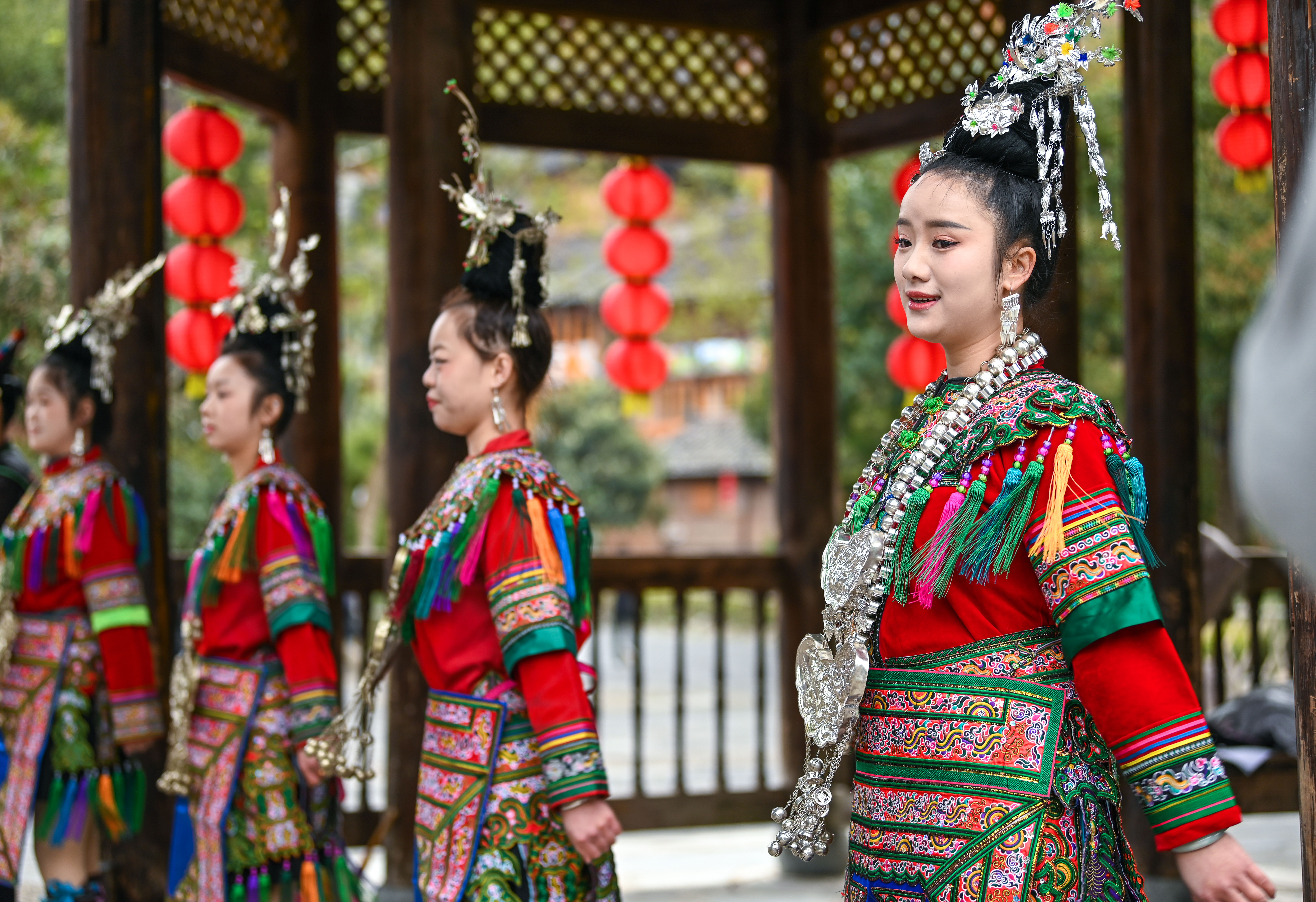  2025年3月18日，侗族群眾在貴州省黎平縣肇興侗寨給游客演唱侗族大歌。