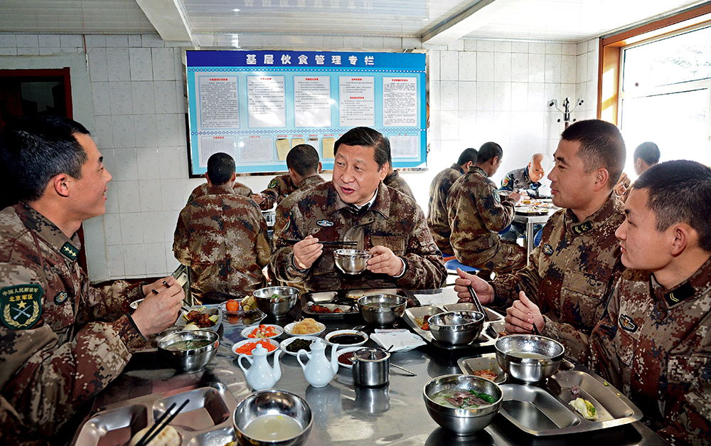 2014年1月26日，習(xí)近平主席專程來到內(nèi)蒙古軍區(qū)邊防某部，親切看望慰問戍邊官兵。這是在連隊(duì)食堂，習(xí)近平主席同戰(zhàn)士們一起用餐。