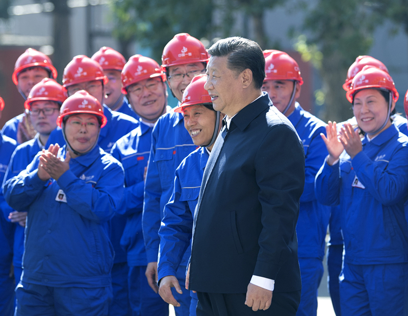 2018年9月26日，在中國一重集團，習(xí)近平總書記走到工人中間，同大家親切交流。