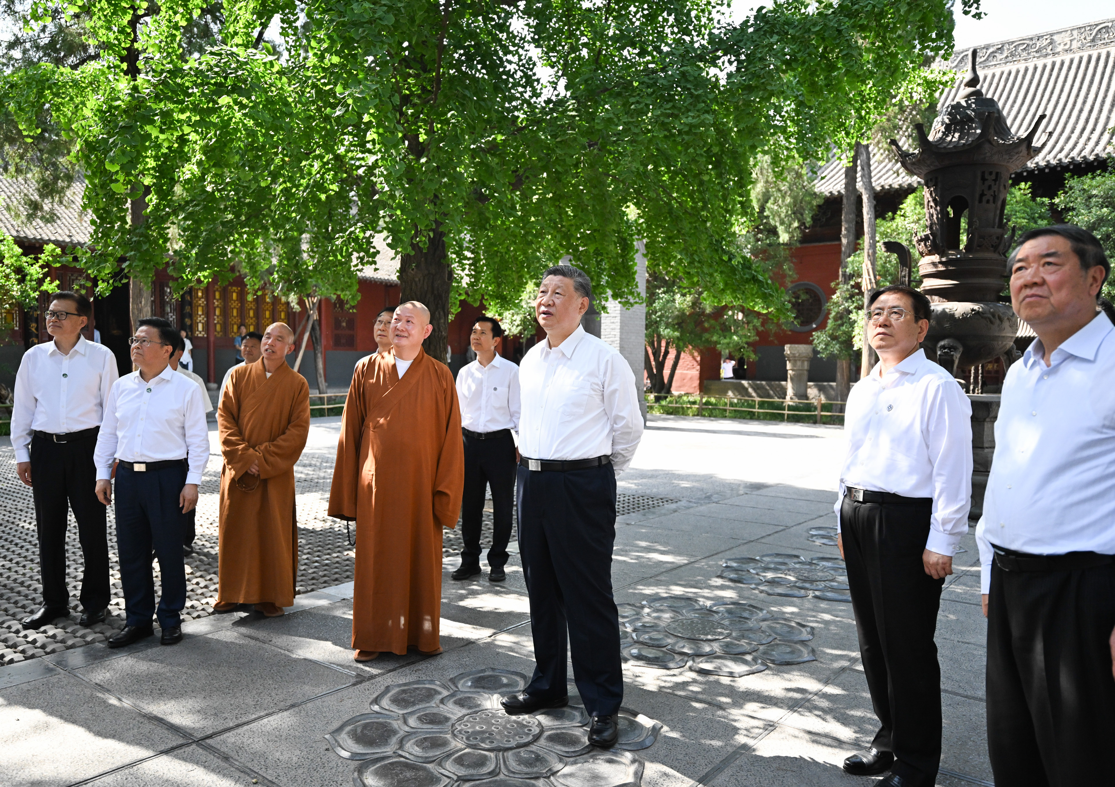 5月19日至20日，中共中央總書記、國家主席、中央軍委主席習(xí)近平在河南考察。這是19日下午，習(xí)近平在洛陽白馬寺考察。新華社記者 燕雁 攝