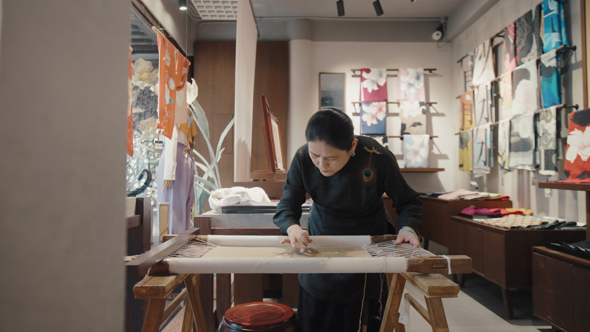 蘇繡代表性傳承人盧建英正在繡制作品。人民網(wǎng)記者 葛泰佚攝