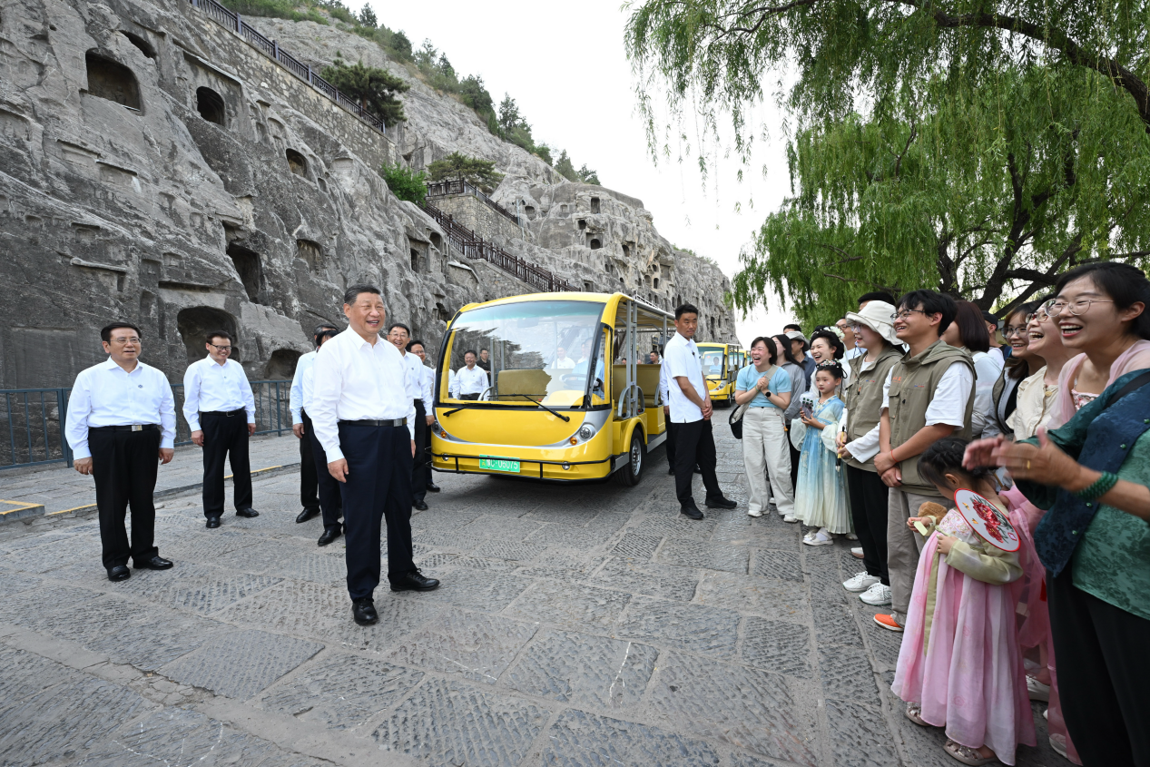 5月19日，習(xí)近平在洛陽龍門石窟考察時(shí)，同游客親切交流。