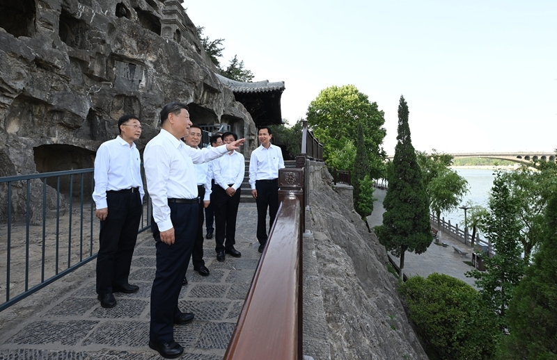 2025年5月19日至20日，中共中央總書記、國家主席、中央軍委主席習(xí)近平在河南考察。這是19日下午，習(xí)近平在洛陽龍門石窟考察。新華社記者 謝環(huán)馳 攝