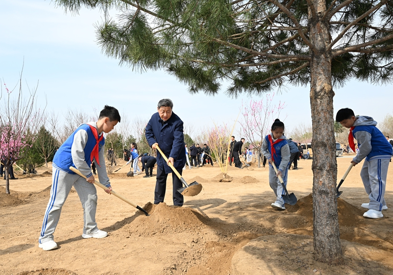 2025年4月3日，習(xí)近平總書記來到北京豐臺區(qū)永定河畔參加首都義務(wù)植樹活動。