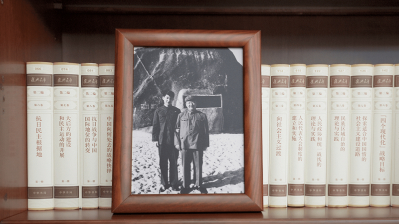 2022年12月31日，習(xí)近平辦公室的書架上擺放著他和父親的合影。