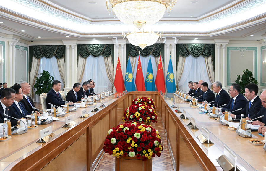 當(dāng)?shù)貢r(shí)間6月16日下午，哈薩克斯坦總統(tǒng)托卡耶夫同中國國家主席習(xí)近平在阿斯塔納總統(tǒng)府舉行會(huì)談。