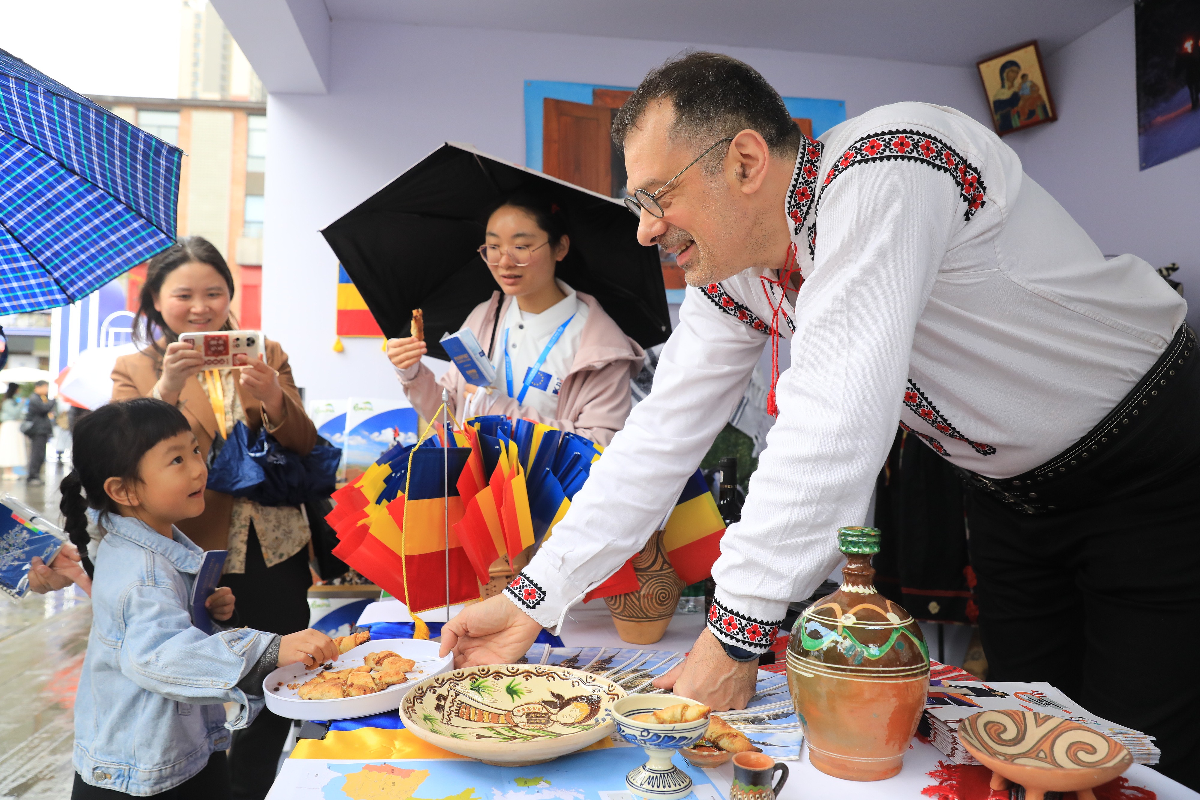 2025年4月12日，四川省成都市“2025成都·歐洲文化季”活動融匯藝術(shù)、音樂、美食與互動體驗，為民眾打造了一場“沉浸式”文化嘉年華。