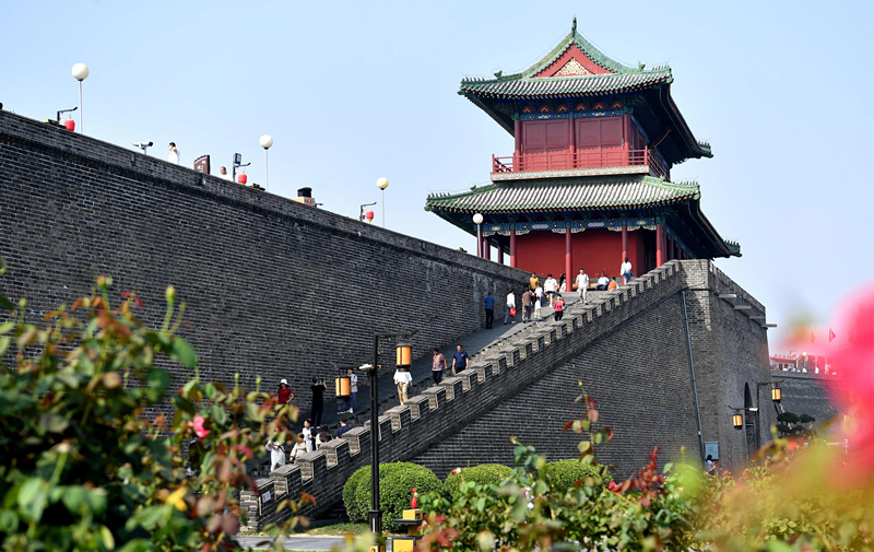 2024年9月16日，游客在河北省石家莊市正定古城游玩。