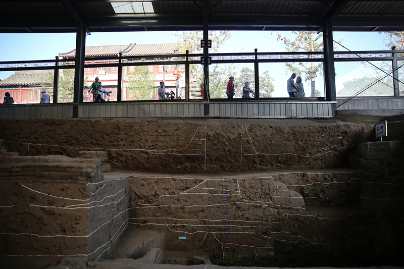2019年9月7日，人們透過(guò)玻璃幕墻看開元寺南廣場(chǎng)遺址考古現(xiàn)場(chǎng)。