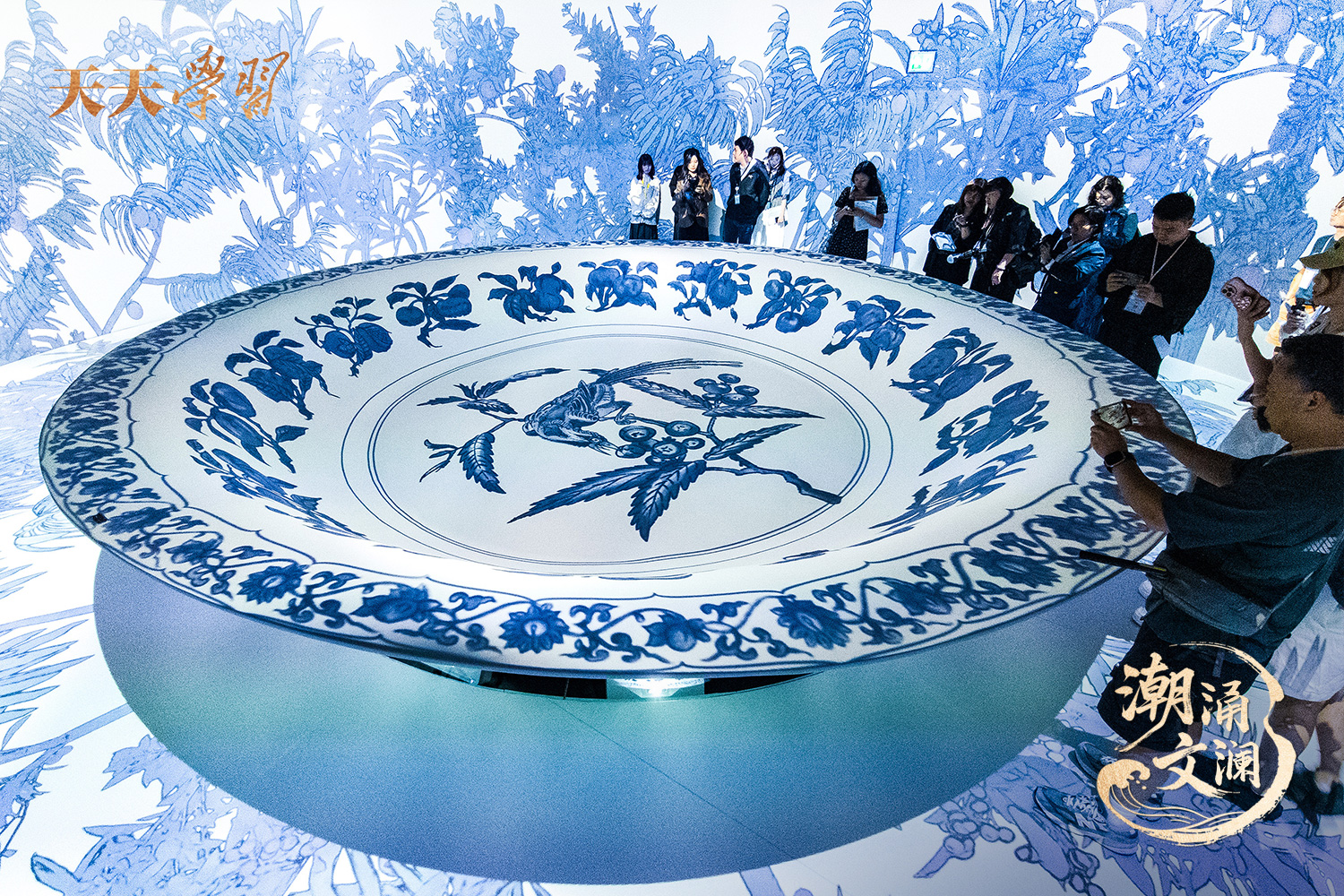 2025年5月13日，“‘紋’以載道——故宮博物院沉浸式數(shù)字體驗展”亮相香港故宮文化博物館。