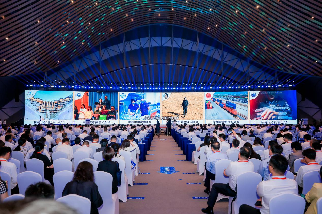 2025年中國網(wǎng)絡文明大會《走好網(wǎng)上群眾路線百個成績突出賬號推選活動成果》發(fā)布現(xiàn)場。