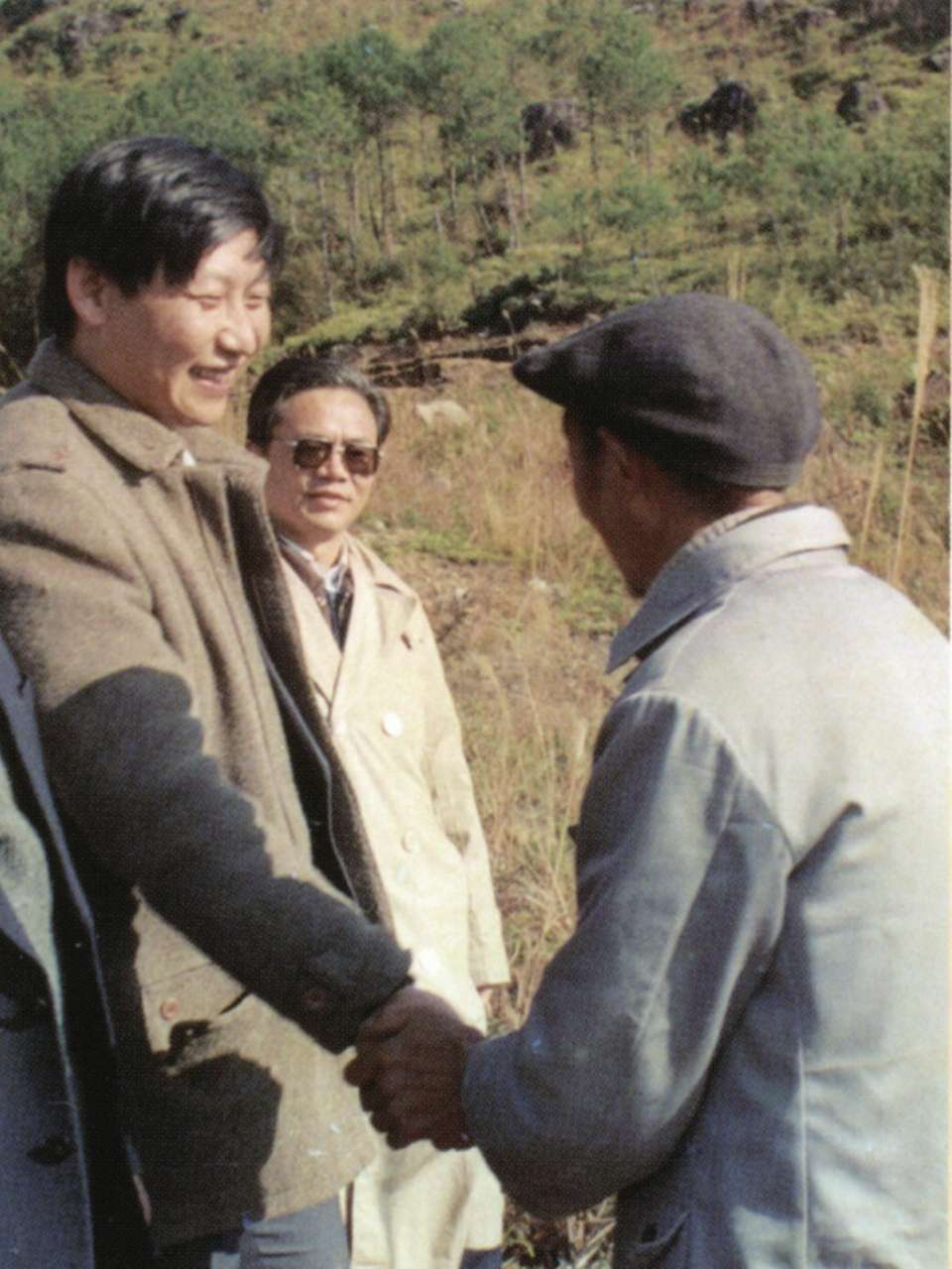 1989年1月，習(xí)近平到周寧縣走訪種林專(zhuān)業(yè)戶(hù)。（圖源：《習(xí)近平在寧德》）