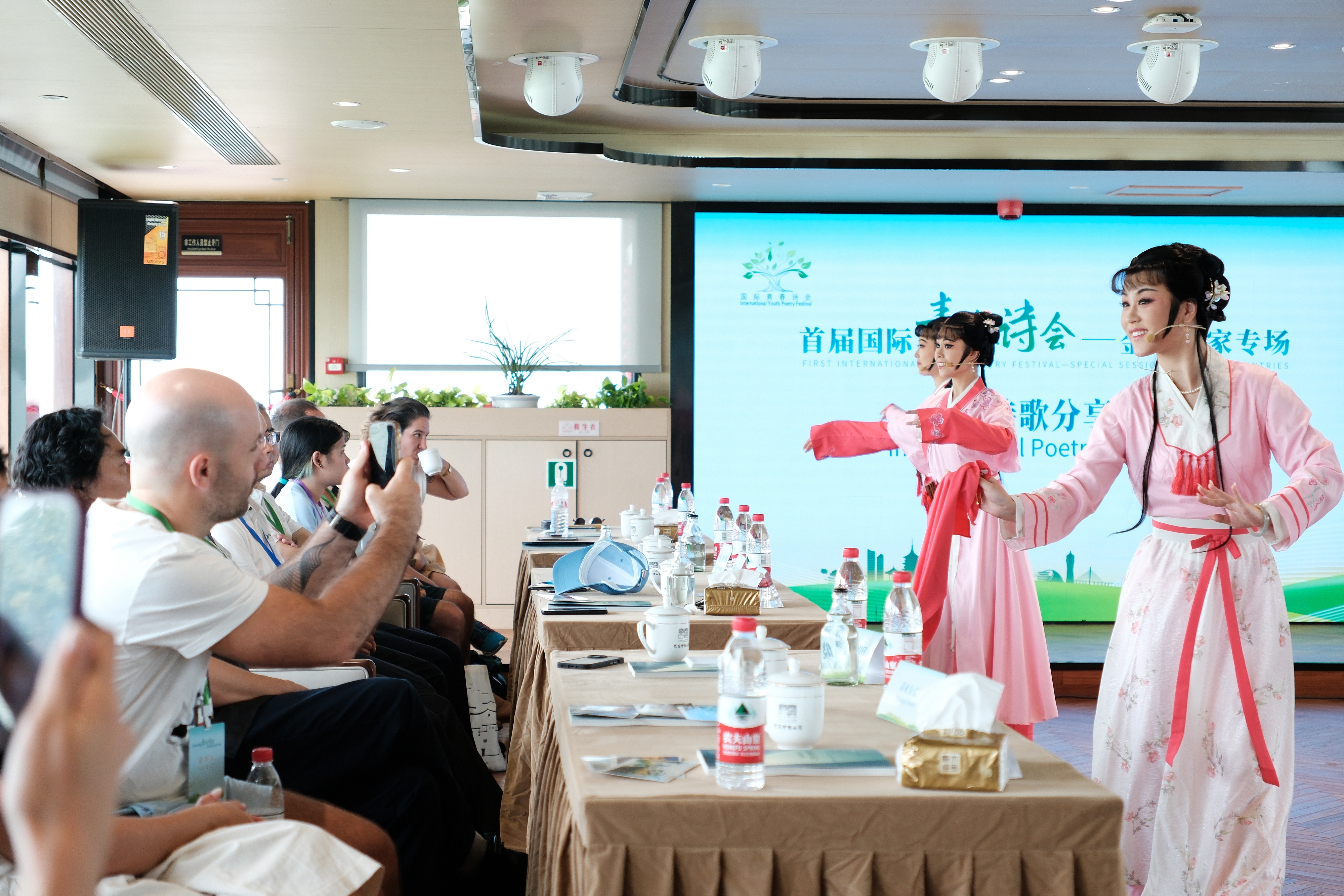 2024年7月21日，浙江杭州，金磚國家外國友人欣賞越劇《富陽新曲》。