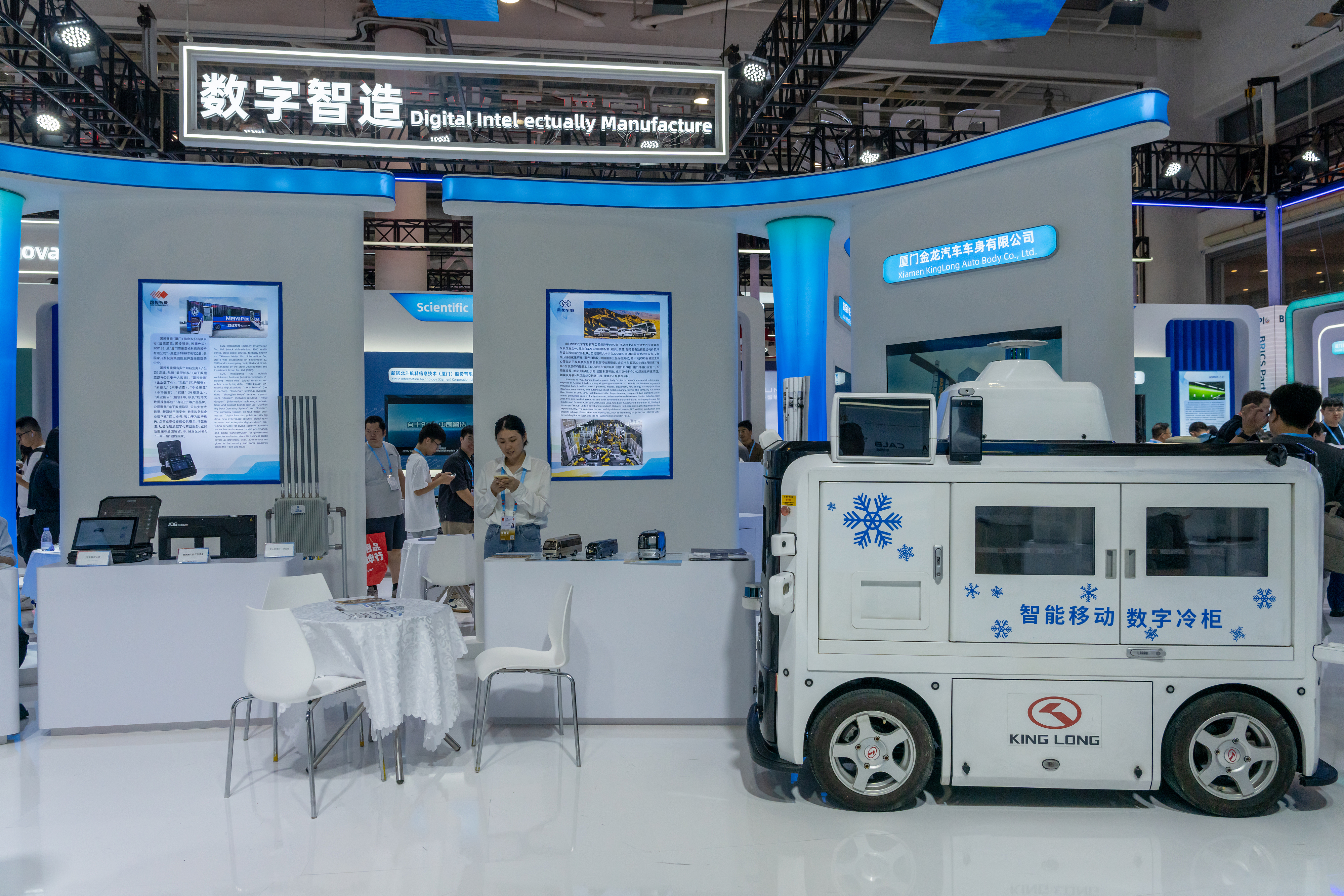 2024年9月9日，福建廈門，觀眾在金磚國家新工業(yè)革命伙伴關(guān)系創(chuàng)新基地展位參觀、洽談。