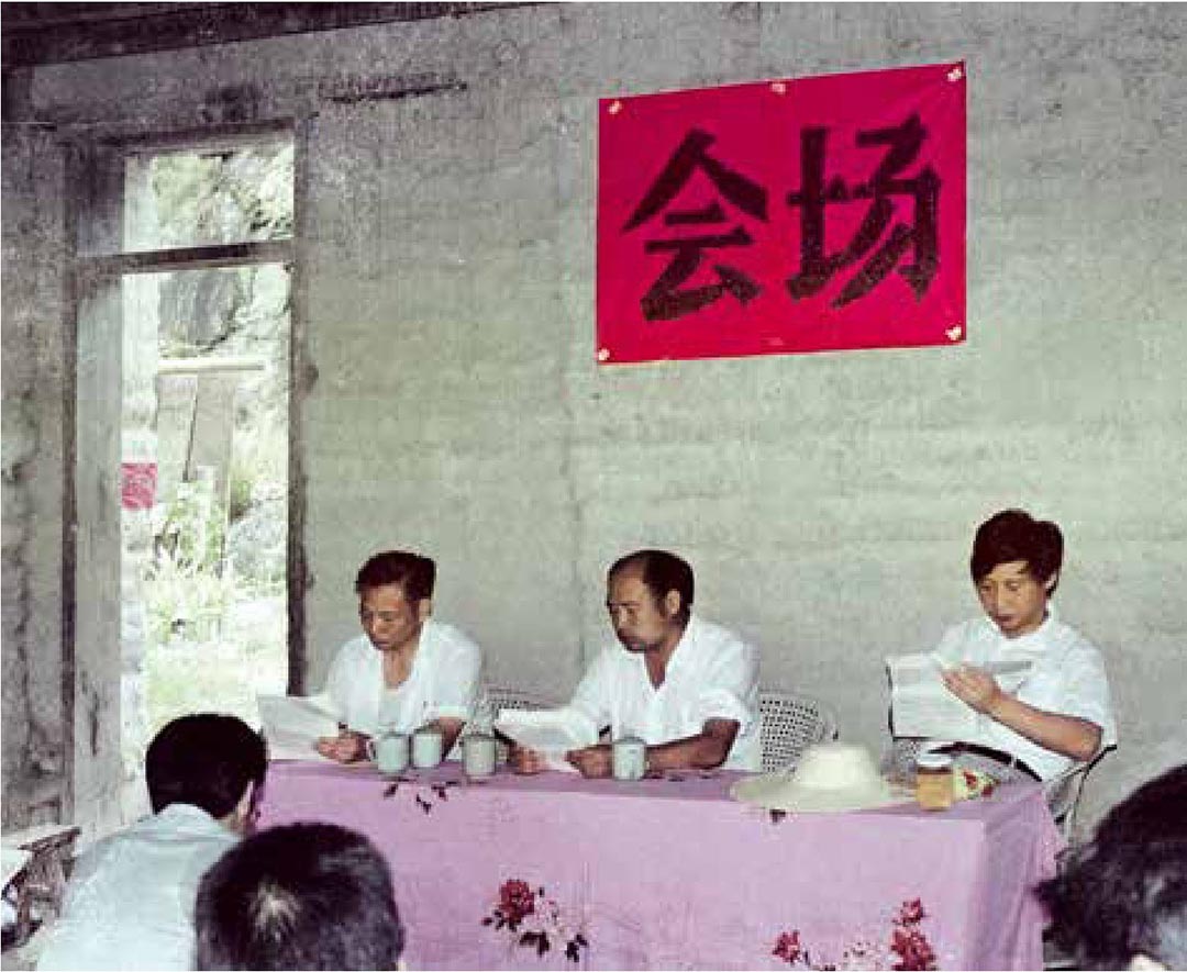 1989年7月，習(xí)近平在壽寧縣下黨鄉(xiāng)召開現(xiàn)場辦公會。