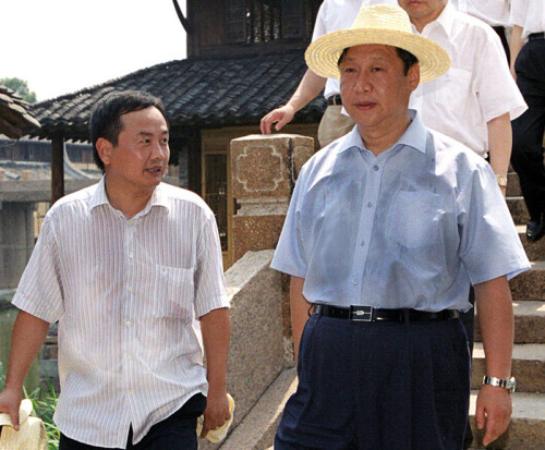 2005年8月3日，習(xí)近平在浙江嘉興桐鄉(xiāng)市烏鎮(zhèn)調(diào)研古鎮(zhèn)保護(hù)工作。資料圖片